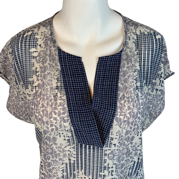 CAbi Womens V-Neck Pullover Blouse Flowers & Grid White Grey Blue Top - Picture 2 of 8
